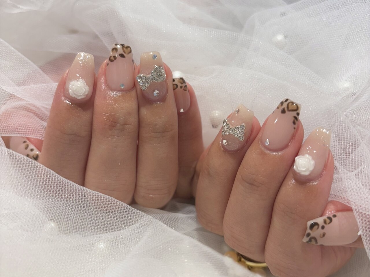 2025年-2026年冬トレンド】ボルドー ガーリー ハンドのネイルデザイン