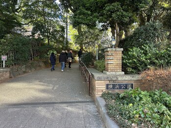 足恩堂/横浜公園の入り口