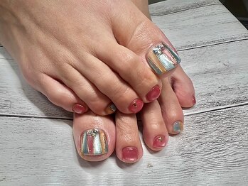 ネイルサロン ヴィヴィ(nail salon ViVi)の写真/これからの季節、足元も抜かりなくおしゃれに♪トレンドデザイン～個性派、夏らしいデザインも勢ぞろい★