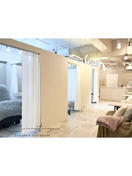 ネイル・アイメニューの同時施術が可能