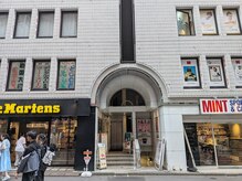 シュエット 池袋店/ビル外観、真ん中階段直進