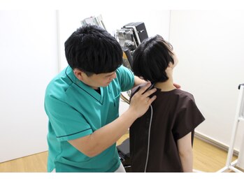 六甲もり鍼灸整体院/首を動かして、頸椎を調整