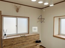 ツリー アイラッシュサロン(TREE eyelash salon)の雰囲気（シンプルな店内です鹿がお出迎えいたします）
