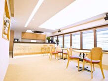 スイッチボディ 岡山駅前店(SWITCH BODY)の雰囲気（カフェのようなロビーでトレーニング前後もゆっくり◎）