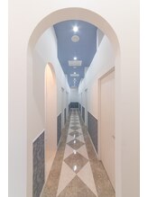 ビューティーサロン シンデレラ 心斎橋本店(Cinderella)/白を基調とした清潔感のある内装