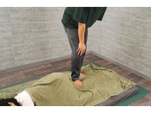 足心(あしん)の雰囲気（すっきりとしたシンプルで落ち着く空間で施術を行います）