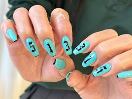 ターコイズブルー×黒フレンチ