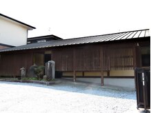 もみほぐしと整体のお店「石もみ」の雰囲気(敷地内に駐車場完備!)