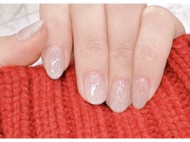 淡く煌めく雪ネイル◎