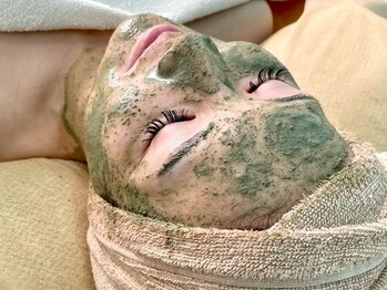 アンドエミニー エン ラボーテ(& EMINY 艶 la beaute)の写真/【完全個室】話題のREVI陶肌ハーブピーリングがオススメ！人目を気にせずリラックスしながら施術可能◎