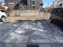 【Sweetlash】の小さな看板が目印の駐車場です。