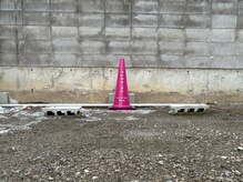 アム(amu.)の雰囲気(当店右隣に専用駐車場あり。ピンクのコーンが目印です♪)