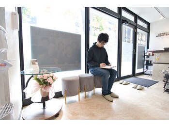 武蔵新城北口鍼灸整骨院・整体院/大きな窓でとても明るい待合