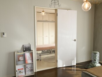 ナンバーナイン(No.9)/リビングからの施術室