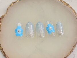 涼しげなブルーのお花ネイル