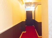 美容脱毛専門サロン エピラージュ 新宿店(Epilage)/赤絨毯の通路