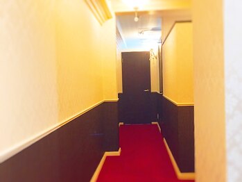 美容脱毛専門サロン エピラージュ 新宿店(Epilage)/赤絨毯の通路