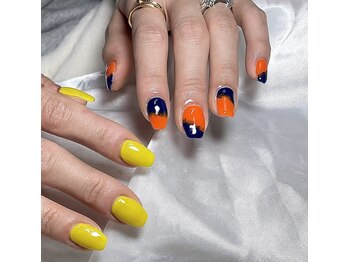 エイミーユア(Eimmy Yua)/黄色オレンジネイビーネイル