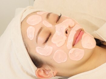 フルブルーム(Full Bloom)の写真/【大人気♪フェイシャルWAX+小顔マッサージ】あなたの肌と体を全方位からケア!肌質改善&肌管理はお任せ☆
