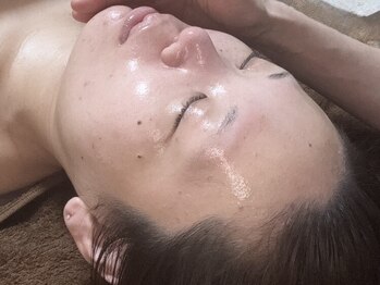 小顔 ツヤ肌の写真/肌管理からの毛穴ケア◎鼻、おでこ、顎と各部分～フェイシャル全体まで毛穴徹底ケア