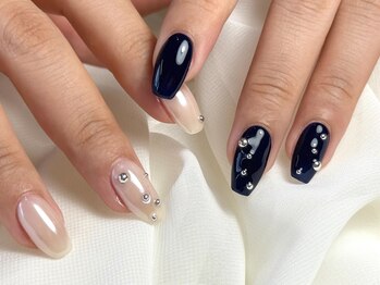 パダアット ヴァラネイル 天神南店(PADA at VALLANAIL)/ネイビー×パール/スタッズnail