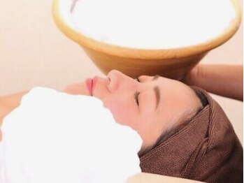 まつげエクステ アンド スクール アンド エステ プティーティドゥール(Putih Tidur)の写真/《至福の空間で透明感UPフェイシャル》毛穴洗浄+美容液ぐんぐん浸透♪美白ケアでくすみ改善◎輝くお肌に!!