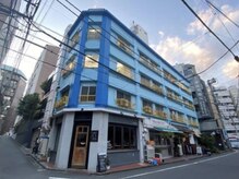 こちらの建物の401号室です。インターホンを押して下さい。