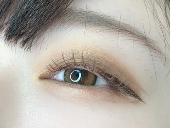 シュガーアイプラス(SUGAR eye plus)の写真/垢抜けした透け感まつげでナチュラルかわいい目元にチェンジ☆トレンドのカラーエクステはオプション変更で