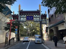 足恩堂/中華街玄武門の右側にあります。