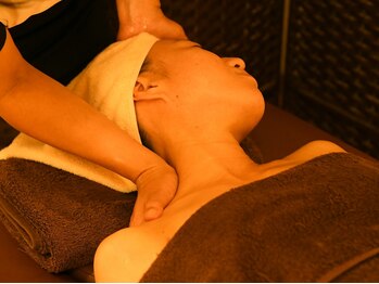 ムーン(MOON)/リンパドレナージュ【首】