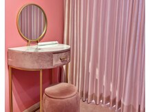 施術後にちょっとしたメイク直しも可能でございます♪