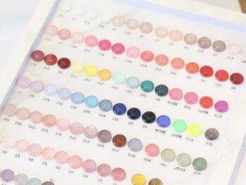 コッコア(Coccoa)の写真/100色以上のカラーからお気に入りが見つかる！肌馴染み抜群カラーで上品な指先に♪大人気のマグネットも◎