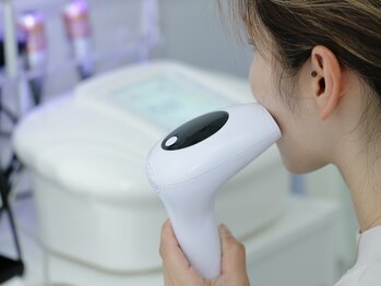 トータルビューティーサロン R/光フェイシャルの施術風景