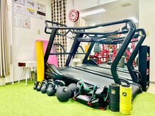 サクセスフィットネス(Success Fitness)の雰囲気（人工芝エリア☆ストレッチ・トレーニングツールが充実！）