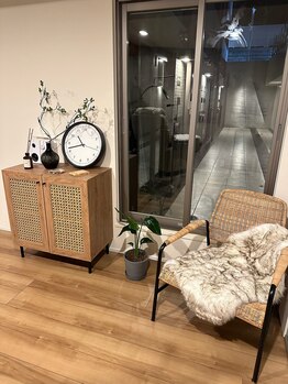 アモージュファーストアベニュー(amojyu 1Ave’)// waiting room /