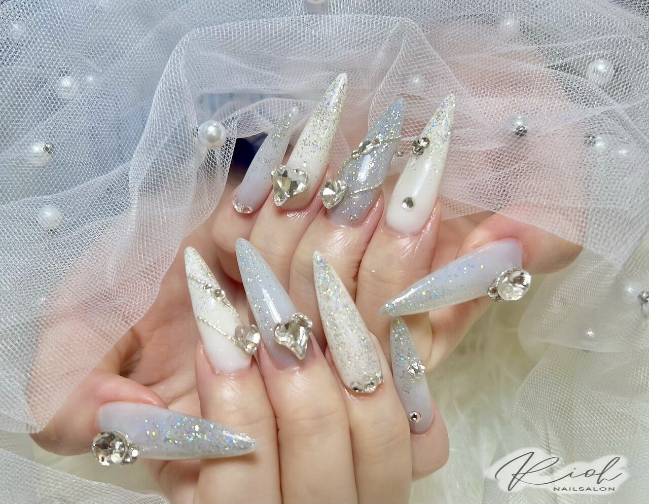 2025年-2026年冬トレンド】ホワイト ハンド スーパーロングのネイル