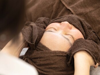 アクーディアサロン 高崎店/松ヤニパック施術の様子