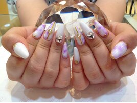 白と紫でタイダイ柄ネイル