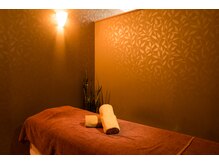 本場中国風の温かみのある木目調の内装☆