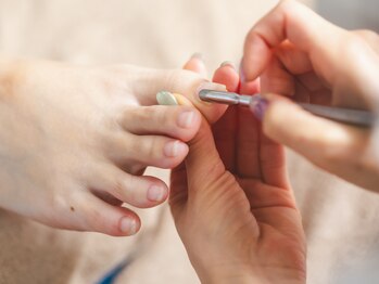 アトリエ サチ(atelier sachi)/爪表面の角質を取り除きます