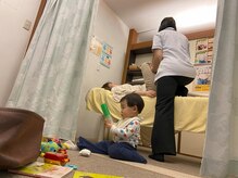 子育てママの整体サロン/施術中のお子様の様子