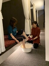 リラクゼーションサロン 軸(ziku)/フットのコースはフットバス付き