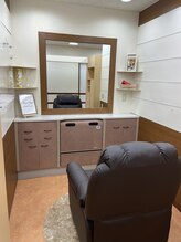 ビューステージ アイブロウサロン 秋田/清潔感があり落ち着いた空間です