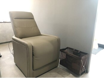 ピュアアイラッシュ(Pure Eyelash)/リクライニングソファでの施術♪