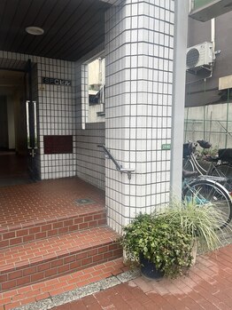 しおはりきゅう(SHIOはりきゅう)/ビルの入り口です