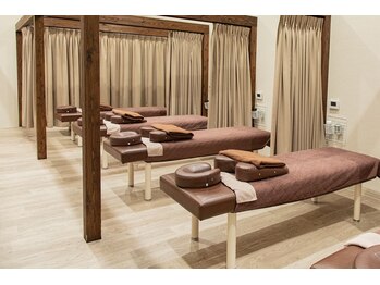 舞子ボディメンテ鍼灸整骨院/施術ベッドは茶色系！