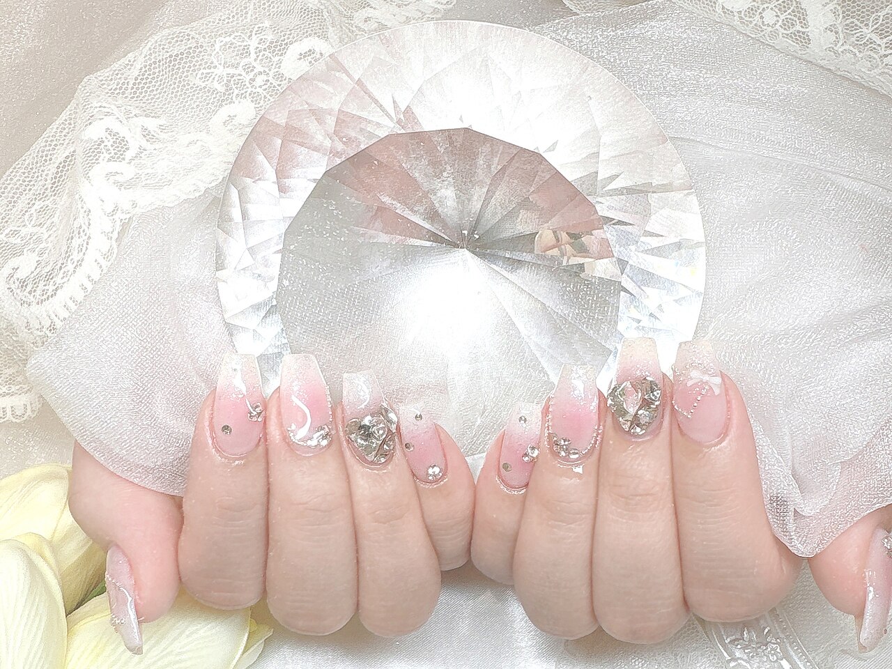 2026年冬トレンド】ストーンのネイルデザイン集｜人気順｜142ページ目