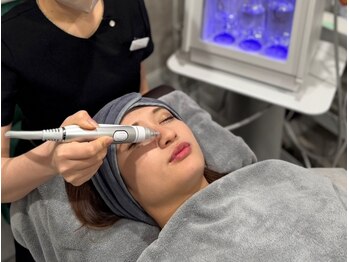 スリー(THREE)の写真/【黒ずみ/毛穴オフ】最新エレクトロポレーションを使用♪施術後の変化に感動!憧れのつるすべ肌に◎