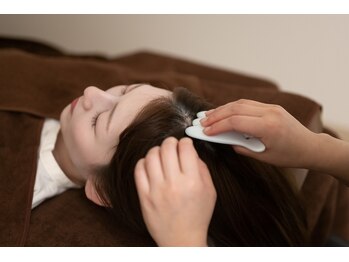 ウト 富山店(uto)の写真/つらい首肩こりにさよなら！頭皮かっさで血流を整え、リラックス効果◎