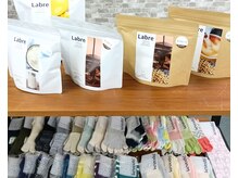 Under Seven 新石切店【アンダーセブン ピラティススタジオ ストレッチ】の雰囲気(オリジナルプロテインや滑り止め靴下なども販売)